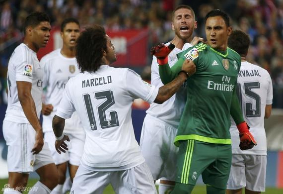  诺伊尔伤愈复出，拜仁门神扑点救主  